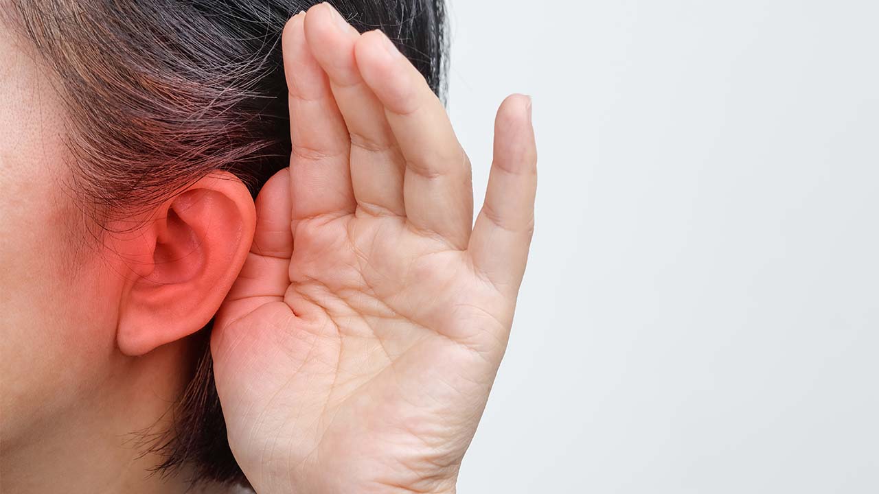 Βουλωμένο αυτί: τι το προκαλεί και πώς αντιμετωπίζεται